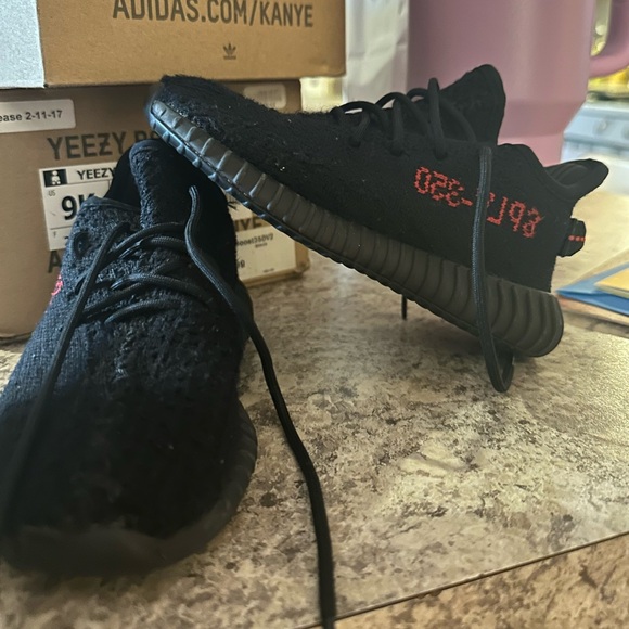 KIDS BOYS 9K YEEZY BOOST SHOES NEVER WORN